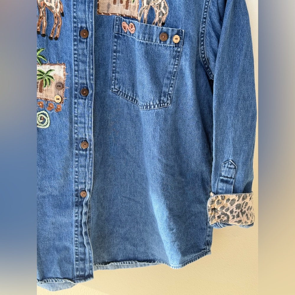 New Directions collared denim button down with giraffes and cheetah print XL - Picture 4 of 10